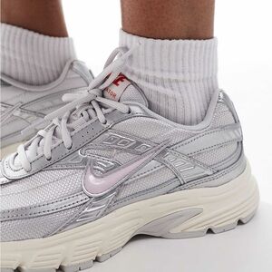 Nike Initiator Sneakers Silver and Pink